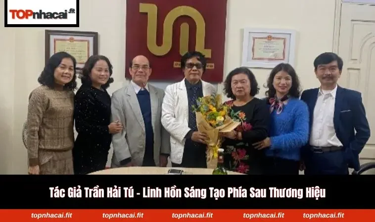 Anh Trần Hải Tú trao đổi ý tưởng cùng đội ngũ 